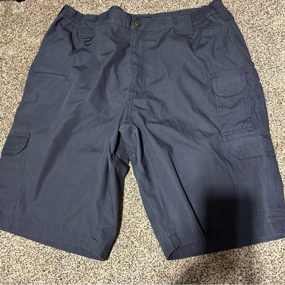 5.11 Tactical DarkGray Cargo Shorts men’s 40 Inseam 11”legs 13”W 7 pockets loops